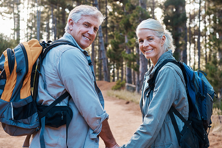 Älteres Paar glücklich im Wald ohne Brille und Katarakt